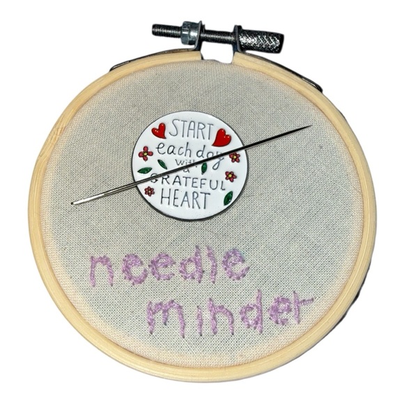 Magnetic Needle Minder with Heart Design - Picture 4 of 4